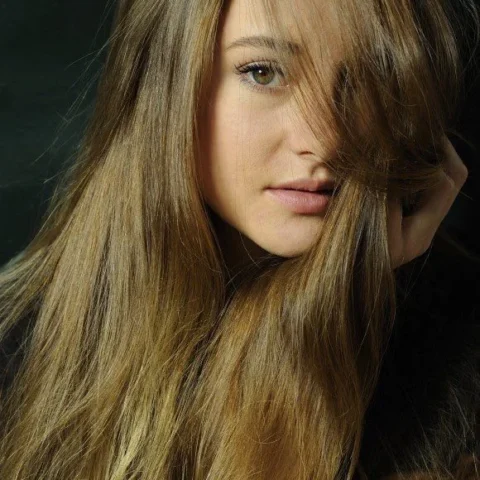 Shailene Woodley hot exposed bikini style and sun-kissed golden skin look | VaultVenus visual archive