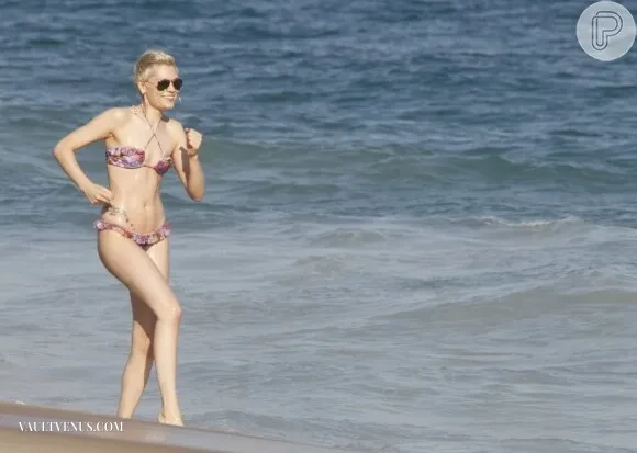 | Vaultvenus Jessie James Decker Flashes Curves in Bikini During Family Beach Trip bikini photo set on VaultVenus