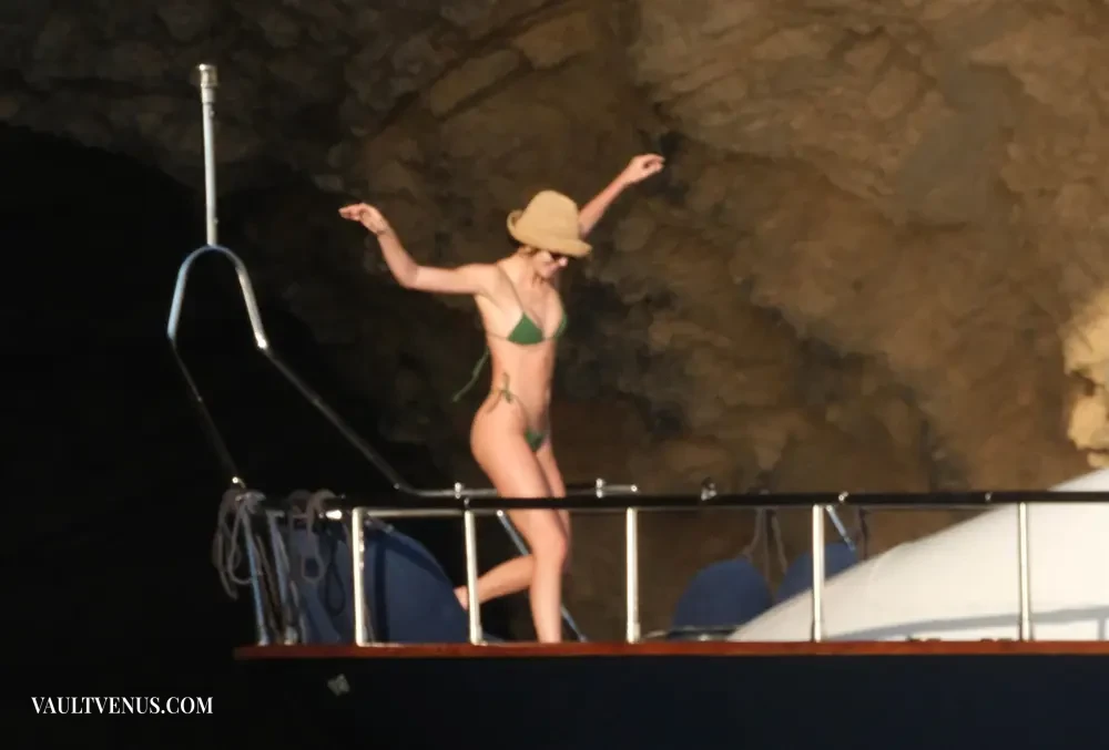 | Vaultvenus Kendall Jenner Flaunts Model Physique in High-Cut Bikini bikini photo set on VaultVenus