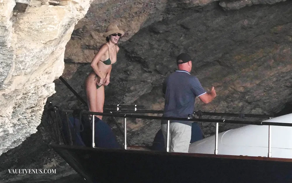 | Vaultvenus Kendall Jenner Flaunts Model Physique in High-Cut Bikini beach bikini photos on VaultVenus